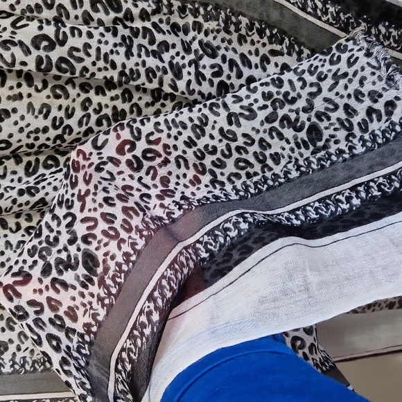 Black and white scarf - Picture 3 of 3